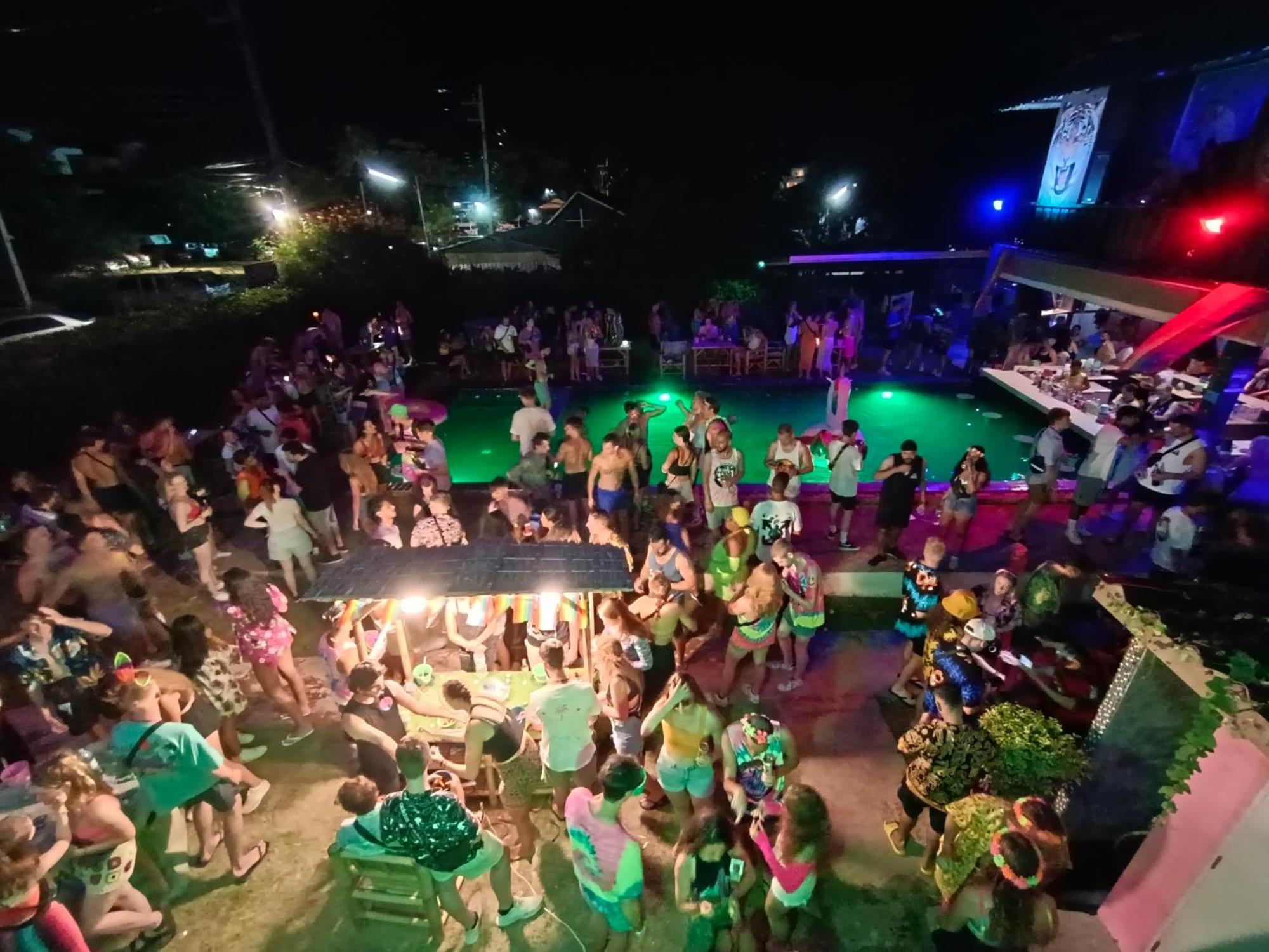 Wet! A Pool Party Hostel By Wild & Wandering Haad Rin Exteriér fotografie